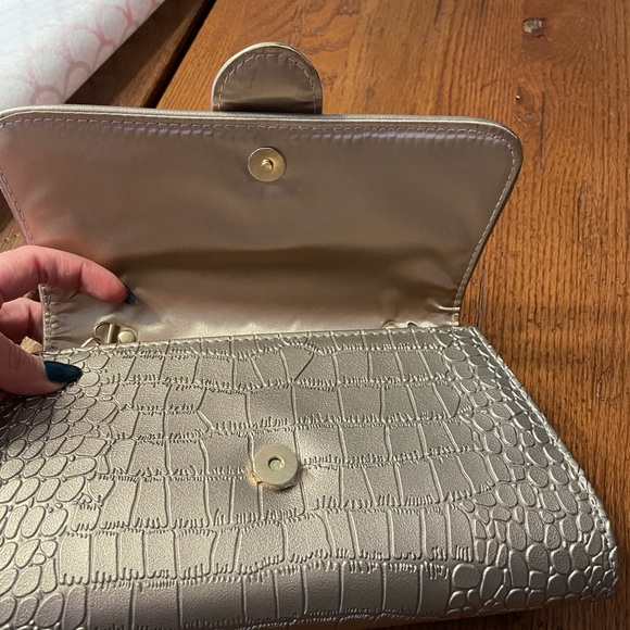 Silver alligator print purse - Picture 4 of 5